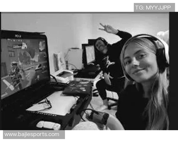 妻子社交媒体分享与库尔图瓦游戏夜照片展现休闲时光的乐趣 妻子社交媒体分享与库尔图瓦游戏夜照片展现休闲时光的乐趣