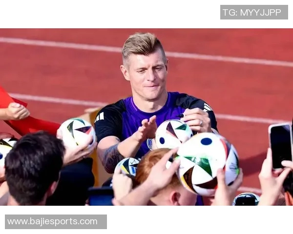 克罗斯评选历史最佳阵容梅西C罗领衔中场魔笛齐祖前锋大小罗同在